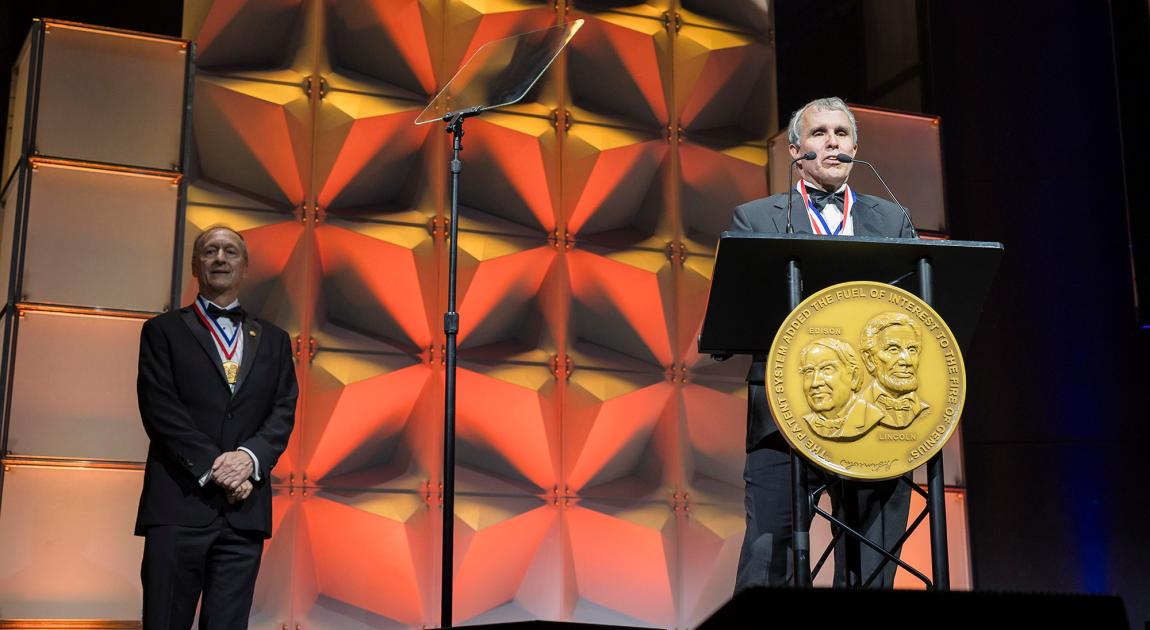 Eric Betzig presents his acceptance speech on stage
